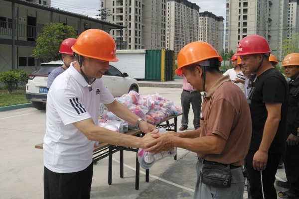 市建設(shè)局、市建筑業(yè)協(xié)會(huì)領(lǐng)導(dǎo)親臨現(xiàn)場慰問一線工人